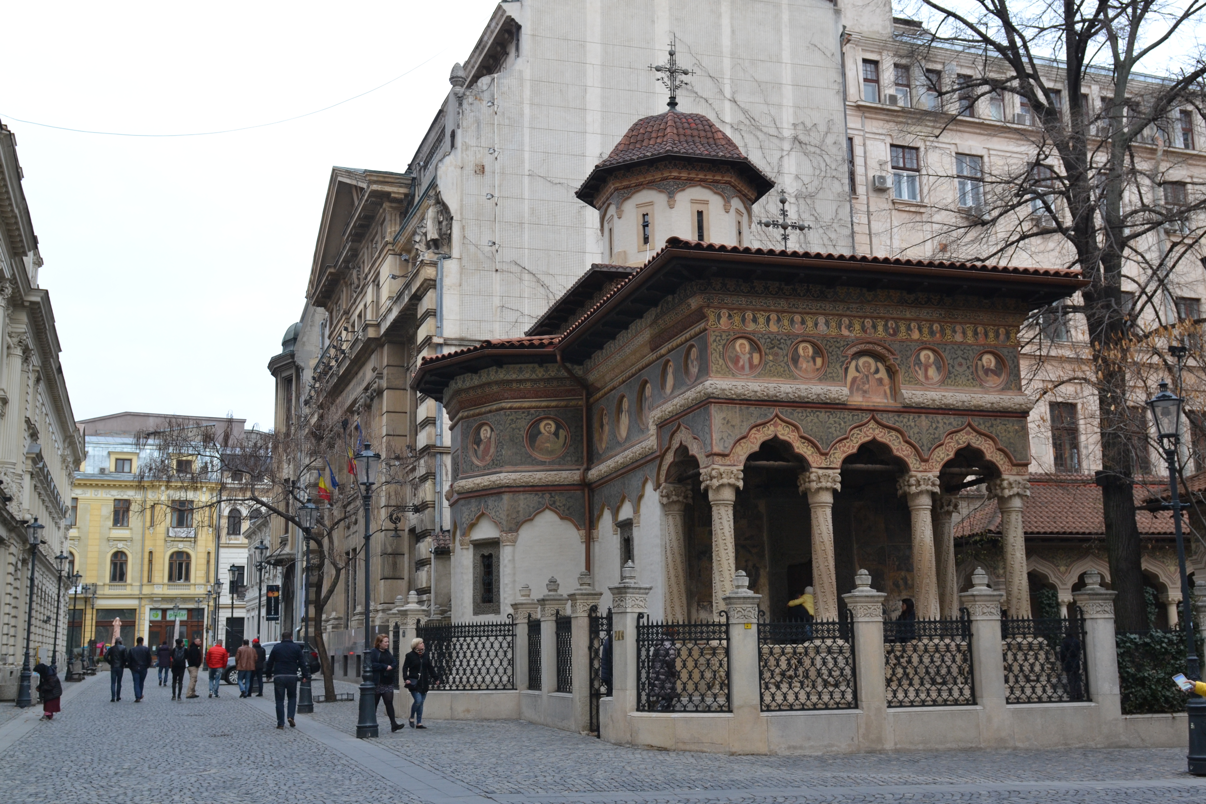 Chiesa in stile bizantino decorata con pitture di santi su strada pedonale