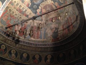 Interno della cupola affrescato con immagini di santi
