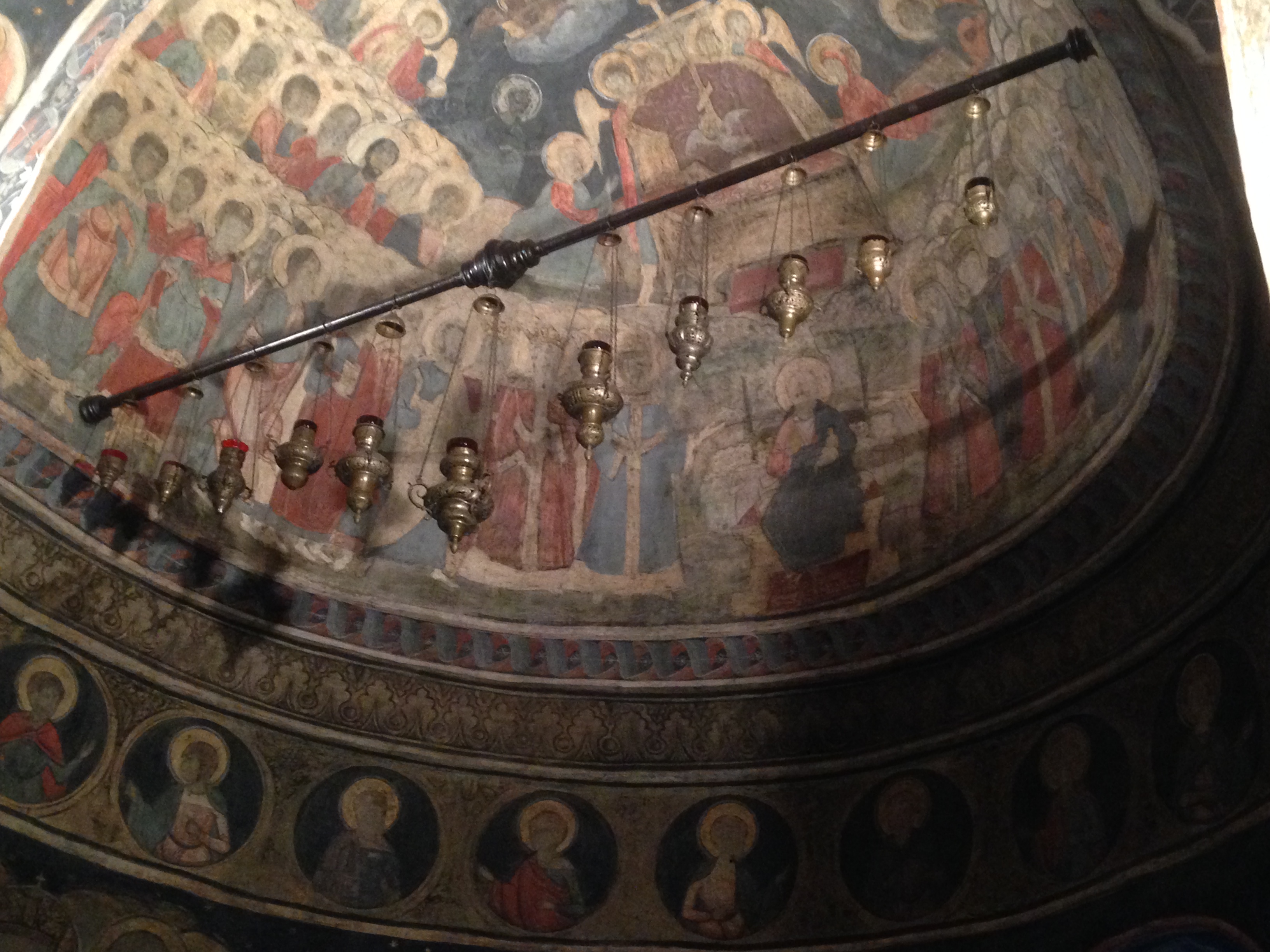 Interno della cupola affrescato con immagini di santi 