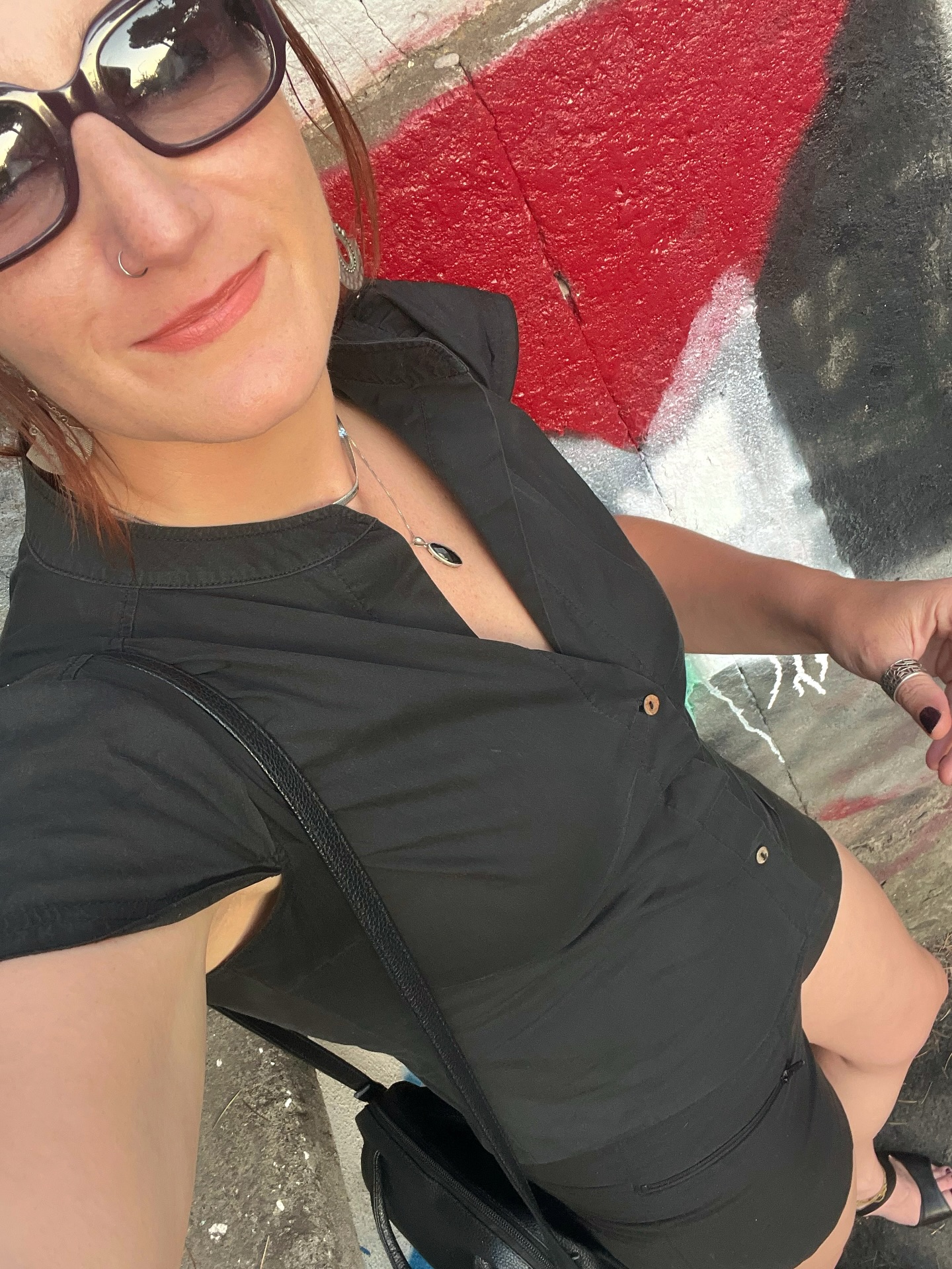 Siamo quelli delle decisioni di pancia
Siamo quelli che meglio oggi che domani
Siamo quelli che “l’intuito non sbaglia mai” 
Siamo quelli che sorridono a piedi scalzi sulla sabbia 
Siamo quelli che ballano sotto la pioggia
Siamo quelli che “punto alla luna, se cado finisco in braccio alle stelle” 
Siamo quelli che tramutano le difficoltà in opportunità
Siamo quelli che vogliono i sogni perché “le solide realtà fanno schifo” (cit.) 

Le vite sono belle piene, non perfette. 

Scrivo questo post dopo aver rifiutato una collaborazione perché mi chiedeva esclusività. E i vincoli non mi piacciono.
Lo scrivo ora che mi trovo in difficoltà perché ho scelto una modalità di vita fatta di montagne russe in cui non ho uno stipendio fisso assicurato e trovarmi clienti e collaboratori dipende da me. Non ho tutele: se sto male e non lavoro non mi paga nessuno, giorni di riposo e ferie ce le ho solo se me le posso permettere. 

Prima di invidiare qualcuno, o di dire “che bella la vita tua” (che poi a Roma suona come una presa per il c**o 😅) pensate se dietro le quinte di quella scelta si cela un compromesso per il quale voi non siete tagliati. 

Non è tutto oro quello che luccica. Ma qua, si sa, si tende a condividere solo gli scintillii che accecano le ombre. Non è che le ombre certe vite non ce l’hanno. Il segreto è brillare nonostante il buio. 

Vabbè, detto questo, io tra qualche giorno sono in partenza per un’altra avventura. Ci si vede lì, dall’altra parte del mondo, ok? 

Ma soprattutto, tu, che ne pensi?