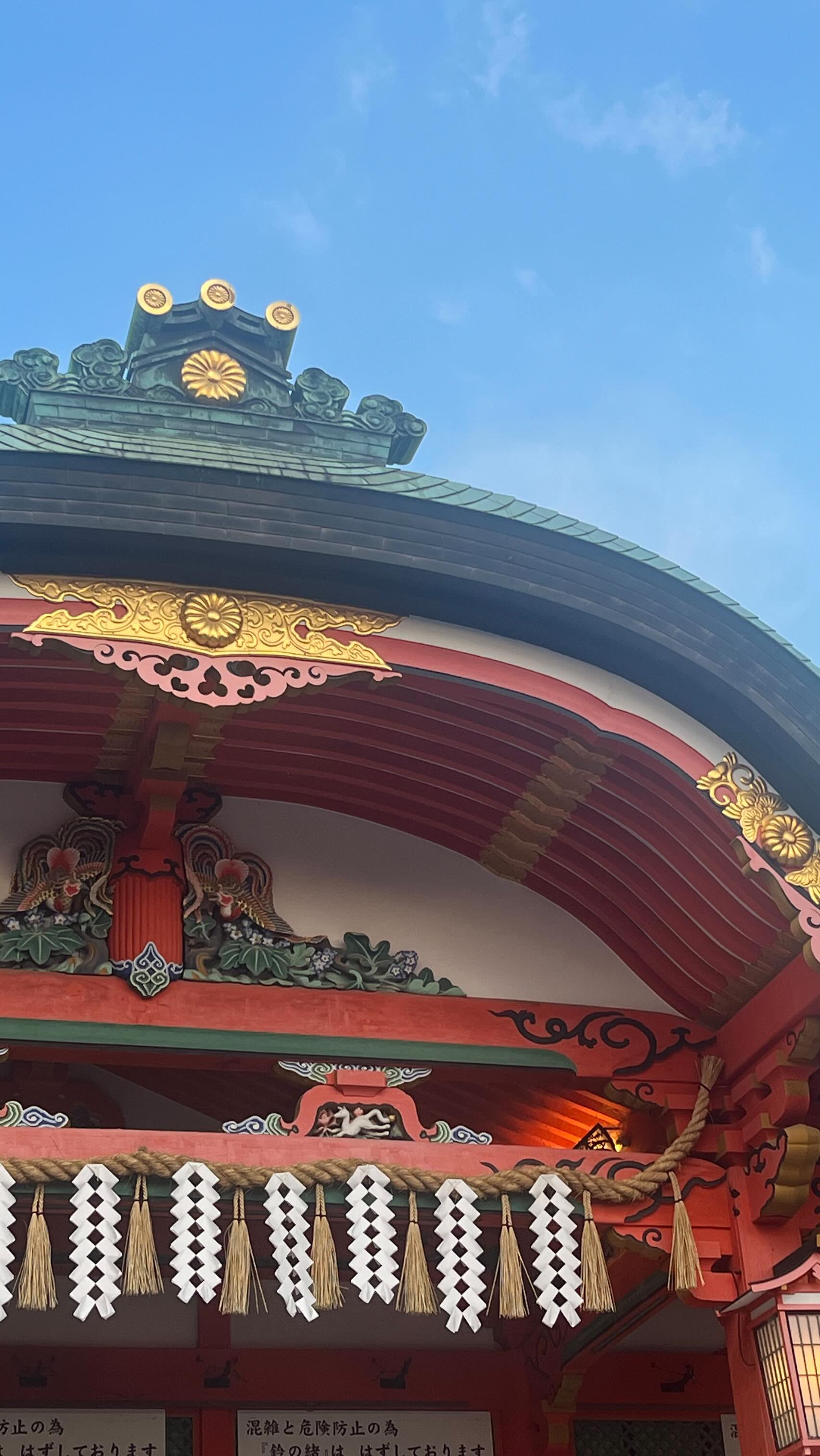 Il santuario scintoista di #fushimiinari , a Kyoto, è uno dei più suggestivi di tutto il Giappone. 
Dedicato alla divinità del riso e dell’agricoltura, attraverso il suo percorso segnato da 10000 #torii ⛩️ (portali sacri), si inerpica su un’altura ammantata da un bosco fitto da cui si può ammirare la città. 

Le volpi, in giapponese #kitsune , considerate mediatrici della divinità, sono rappresentate con un fascio di riso o una chiave (simbolo di accesso ai depositi di riso) nelle fauci. 

Se venite a #kyoto non potete mancare questo luogo incredibile! 

Ci siete stati? E/o vi ispira? 

#giappone🇯🇵 #santuario #shinto #yamato