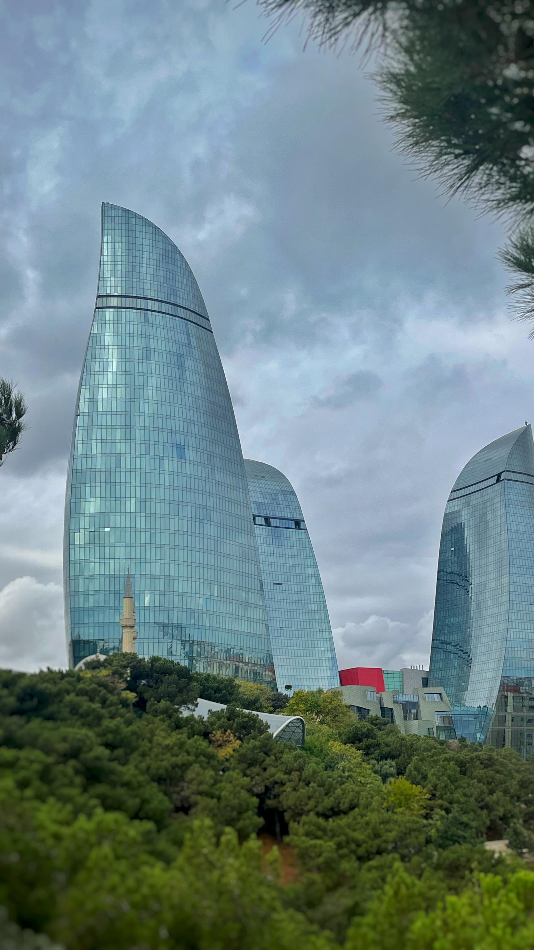 Baku, la capitale dell’Azerbaijan, è la grande metropoli dalle 3 anime:
Una orientale medievale racchiusa nelle mura merlettate, una europea dell’Ottocento con palazzi dal sapore parigino, e una occidentale del XXI secolo con i suoi grattacieli futuristici dalle forme inconsuete, quando non proprio bizarre. 

Ho amato la sua atmosfera storica e dinamica allo stesso tempo, adagiata sul Mar Caspio a -28 metri sotto il livello del mare, un lago che pompa oro nero e gas che sono oggi ricchezza e simbolo del paese. 

Ma già anticamente queste lande erano la terra del fuoco che esplodeva dalle rocce, sacra agli zoroastriani. 

Trovate il mio articolo su Baku in bio. E le storie salvate in evidenza 😉

E voi conoscevate l’Azerbaijan? 
Vi ispira? Che ne pensate? 
Vi leggo👇

#azerbai̇jan #azerbaigian #baku #landoffire #fuochifatui #zoroastrian #zoroastrianism #viadellasetaazerbaigian #viadellaseta #caucaso