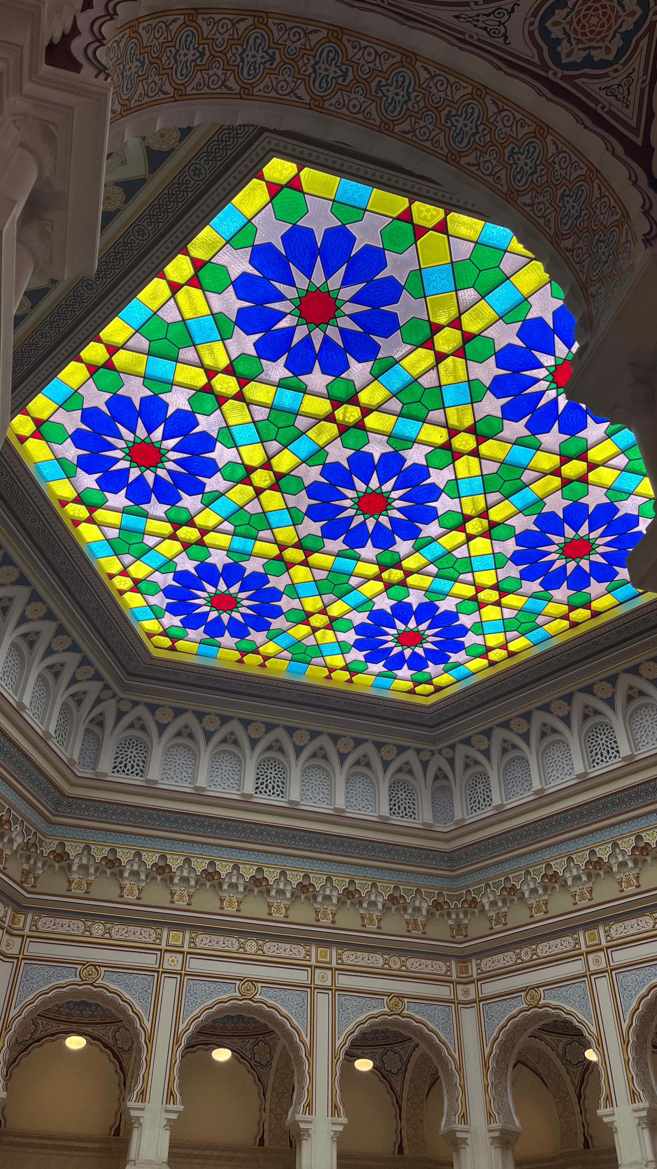 Gradska Vijećnica è il Municipio della città di Sarajevo, ma conosciuta anche come biblioteca Nazionale. 

Questo edificio in stile pseudo-moresco oltre ad essere di una bellezza sconvolgente ha una storia interessantissima. 

Quest’opera fu progettata dall’architetto ceco Alexander Wittek (lo stesso che disegnò la fontana ottomana Sebilj, ormai simbolo di Sarajevo) che gli costò un esaurimento nervoso per ansia da prestazione. 
Ci teneva così tanto a questo incarico che per studiare l’arte islamica, a cui è ispirato l’edificio, si recò due volte al Cairo. 

Il palazzo ospitò l’arciduca Ferdinando poco prima dell’attentato che lo uccise e scatenò la prima guerra mondiale.
In seguito fu convertito da Comune in biblioteca Nazionale custodendo più di un milione di libri di valore inestimabile. 

Durante l’assedio di Sarajevo nel 1992, l’esercito assediante lanciò di proposito delle bombe incendiarie per distruggere il patrimonio librario. La biblioteca bruciò ininterrottamente per due giorni. 

In seguito restaurato con grande minuzia e costo, fu infine riaperto nel 2014 come appare oggi, ovvero pura poesia architettonica. 

Non esagero se dico che il Municipio mi ha lasciata letteralmente a bocca aperta e per me vale il viaggio. 

Lo conoscevate? Ma soprattutto Sarajevo vi ispira? Vi leggo nei commenti 👇 

#sarajevo #balcani #esteuropa #bosnia #bosniaeherzegovina #viaggiofotograforacconto #bibliotecanazionalesarajevo #gradskavijecnica #gradskavijećnicasarajevo #stilemoresco #exjugoslavia